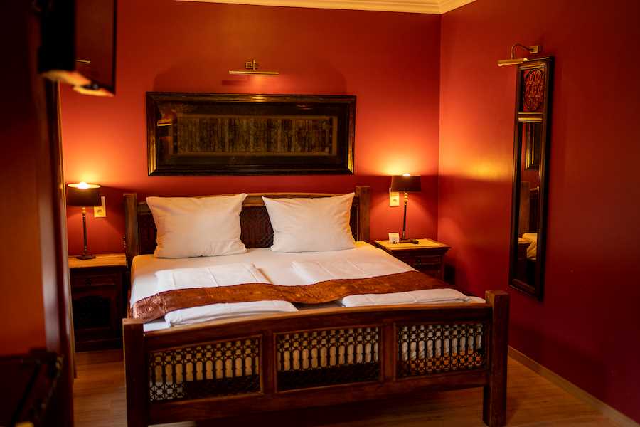 zimmer-suedafrika-bett-2-klein-900x600-art-hotel-neckar_39eed952fbd03e58da7d7d2483a5ee98